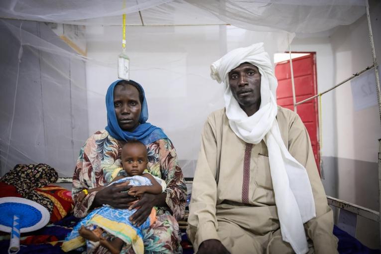 Portrait d'Hinda, 8 mois, avec sa mère Amena et son oncle Hamed, à l'hôpital d'Adré. La famille vit principalement de l'agriculture et les récoltes ont été très mauvaises cette année. Tchad, août 2022.
 © Mohammad Ghannam/MSF