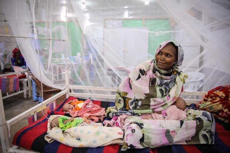 Portrait de Makkah, 25 ans, et ses triplées Sa’adiah, Souad et Masoudah. Elles sont nées il y a trois semaines et ont été admises à l'hôpital d'Adré car elles souffrent toutes les trois de malnutrition. La mère s'inquiète de devoir retourner dans son village d'Echbarra où il n'y a pas de nourriture. Tchad, août 2022.
 © Mohammad Ghannam/MSF