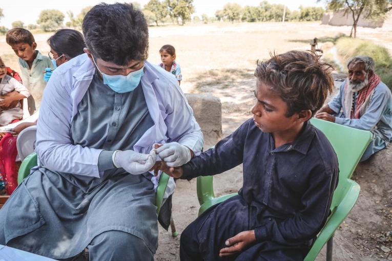 À Dadu, un membre des équipes MSF effectue un test pour déterminer si un enfant est atteint du paludisme. Pakistan. 2022.

&nbsp;
 © Zahra Shoukat/MSF
