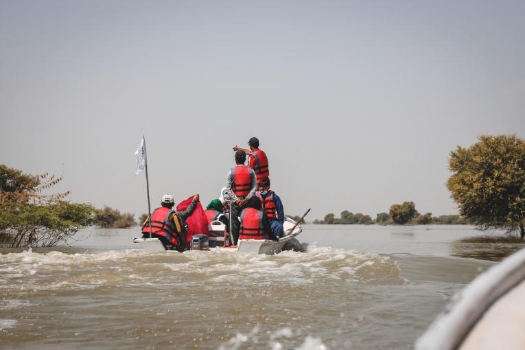 Des équipes d'urgence MSF se rendent en bateau dans un village situé à proximité de la ville de Johi. Pakistan. 2022.

&nbsp;

&nbsp;
 © Zahra Shoukat/MSF