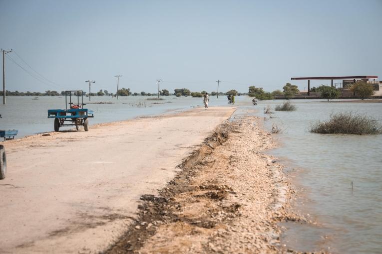 Une route coupée par les inondations dans la ville de Johi. Pakistan. 2022.

&nbsp;
 © Zahra Shoukat/MSF