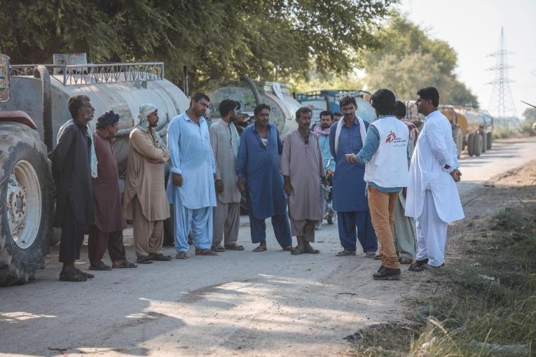 Un logisticien MSF discute avec l'équipe chargée de conduire les camions citernes à Dadu. Pakistan. 2022.

&nbsp;
 © Zahra Shoukat/MSF