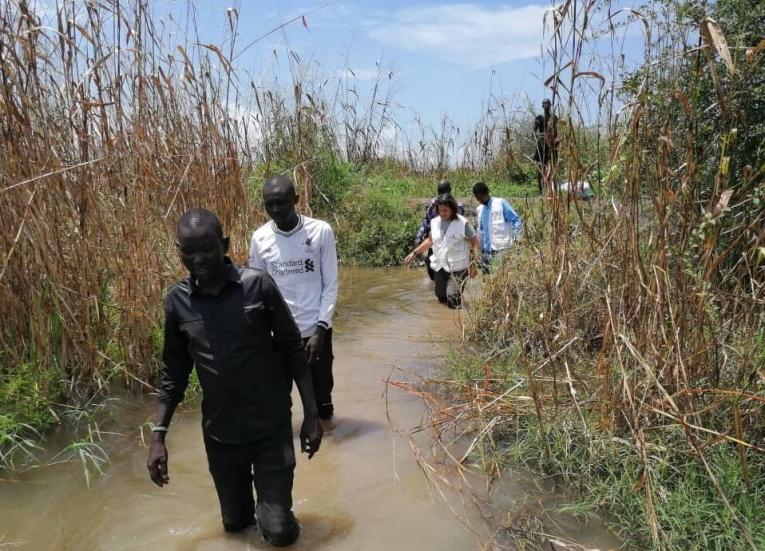 Des membres des équipes MSF traversent des zones inondées pour atteindre des personnes déplacées par le conflit. Soudan du Sud. 2022.
 © Thoan James/MSF