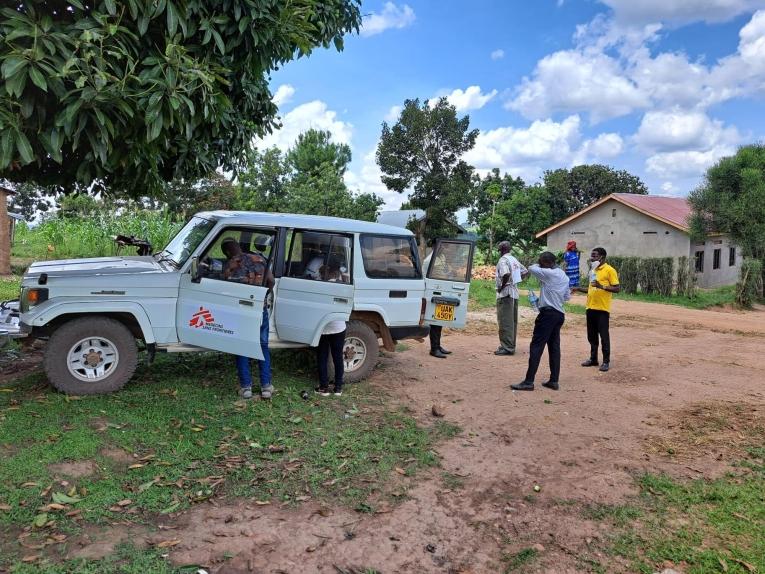 Une équipe de promotion de la santé MSF se rend dans un village situé à proximité de Mubende. Ouganda. 2022.
 © MSF/Sam Taylor