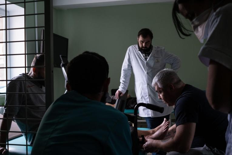 Séance de physiothérapie dans le Centre médical de Kiev. Ukraine. 2022
 © Hussein Amri/MSF