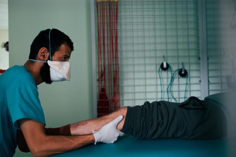 Le physiothérapeute MSF Ahmad Alrosan lors d'une séance dans le Centre médical de Kiev. Ukraine. 2022.
 © Hussein Amri/MSF