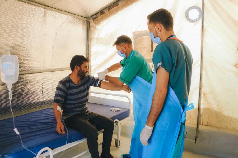 Consultation avec un patient atteint par le choléra dans une unité de traitement MSF de la région d'Idlib. Syrie. 2022.
 © Abd Almajed Alkarh/MSF