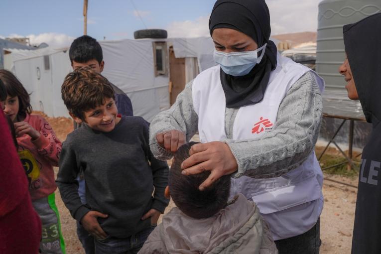 Une travailleuse de santé MSF vaccine un enfant contre le choléra. Liban. 2022.

&nbsp;
 © MSF/Mohamad Cheblak