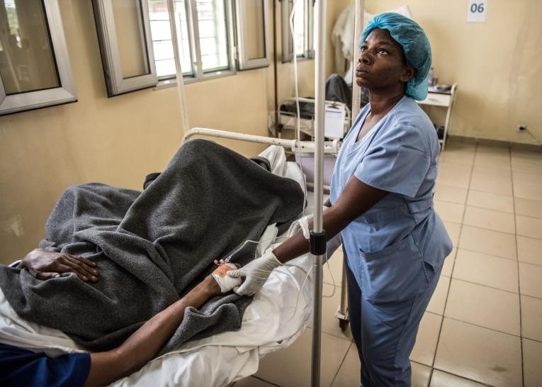 Une infirmière MSF auprès d'un patient atteint du VIH/Sida dans l'hôpital de Kabinda à Kinshasa. République démocratique du Congo. 2016.
 © Tommy Trenchard/Panos Pictures