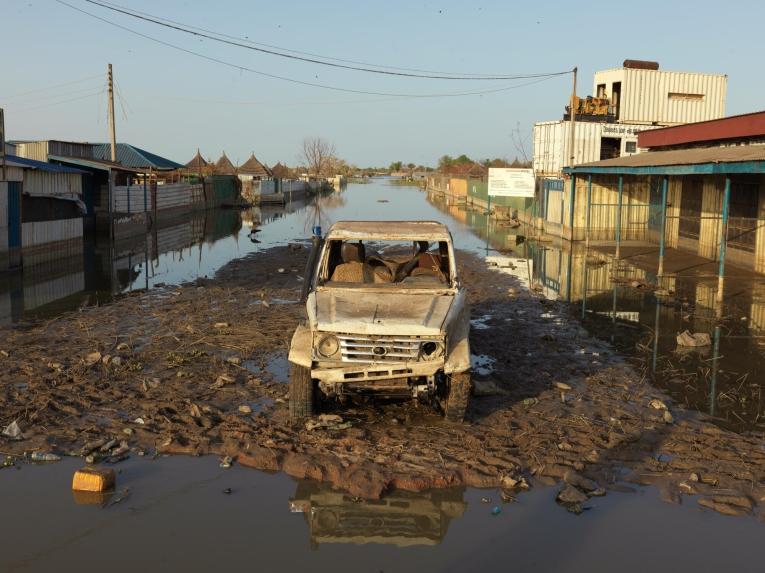 Une voiture abandonnée suite aux inondations, dans la région de Rubkona. Soudan du Sud.
 © Peter Caton