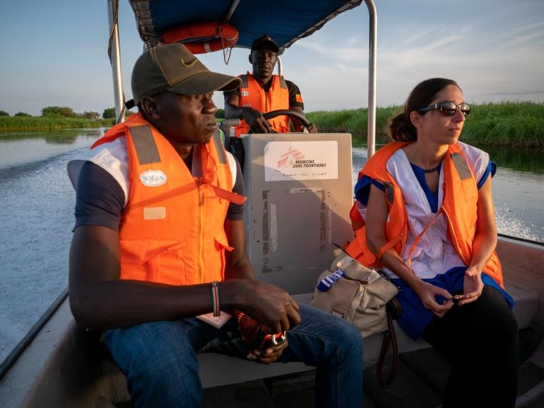 Les équipes MSF se rendent en bateau dans une localité affectée par les inondations. Soudan du Sud.
