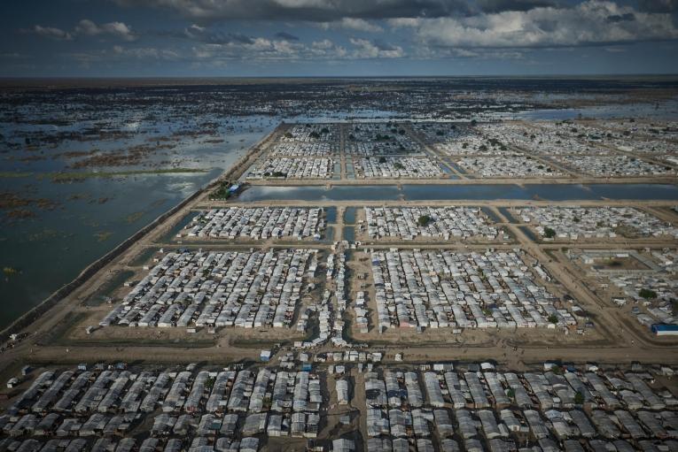 Vue aérienne du camp de déplacés de Bentiu, entouré par les eaux. Près de 120 000 personnes habitent dans ce camp. Soudan du Sud.
 © Christina Simons