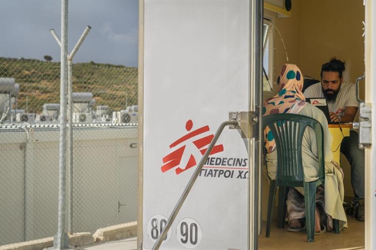 Un promoteur de santé MSF en discussion avec un patient dans le camion de la clinique mobile MSF devant le centre de Zervou à Samos. Grèce. 2022.
 © MSF/Evgenia Chorou