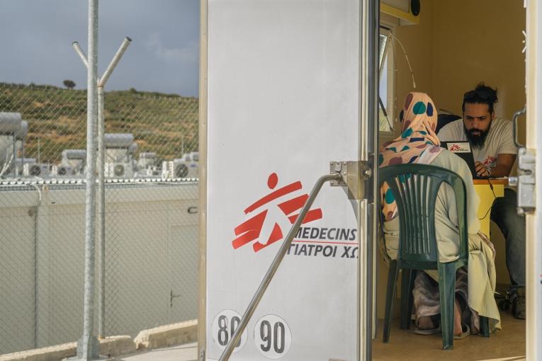 Un promoteur de santé MSF en discussion avec un patient dans le camion de la clinique mobile MSF devant le centre de Zervou à Samos. Grèce. 2022.
© MSF/Evgenia Chorou