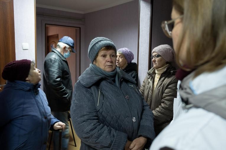 Raisa, 68 ans, en discussion avec une coordinatrice de projet MSF à propos des besoins médicaux des habitants de son village. Ukraine. 2022.

&nbsp;
 © Linda Nyholm/MSF
