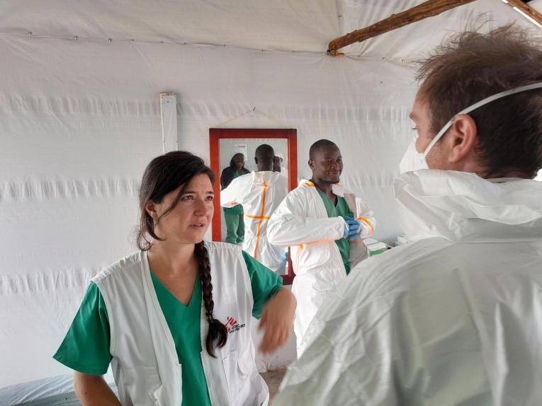 Des membres des équipes MSF en discussion dans le centre de traitement de Mubende. Ouganda. 2022.
 © Sam Taylor/MSF