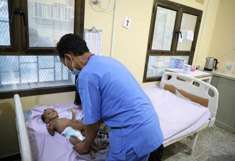 Un enfant de 6 mois souffrant de malnutrition et de complications, en consultation pédiatrique dans l'hôpital d'Ad Dahi. Yémen. 2021.

&nbsp;
 © Majd Aljunaid/MSF