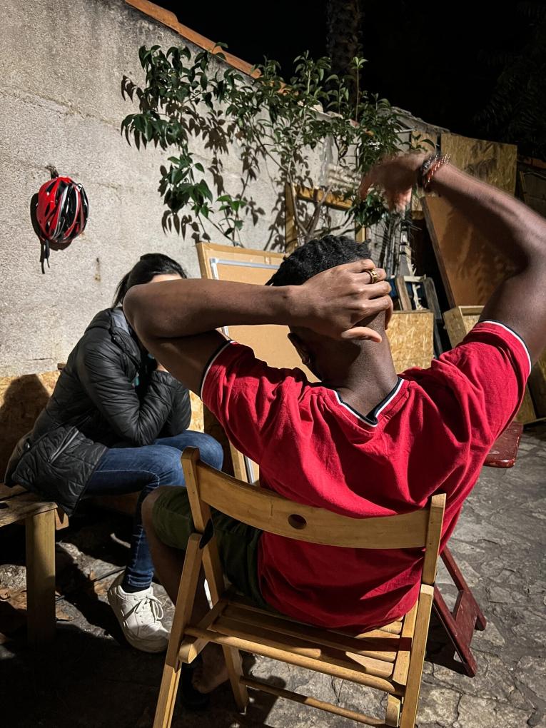 Un membre de la mission France de MSF échangeant avec un mineur non accompagné à Marseille
 © Mohammad Ghannam/MSF