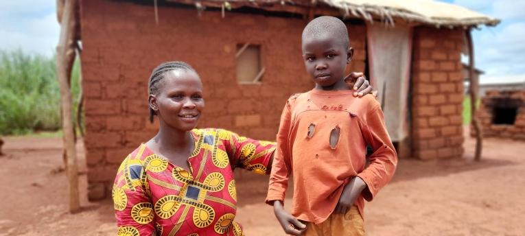 Chancela et l'un de ses enfants. République centrafricaine. 2022.
 © Laora Vigourt/MSF