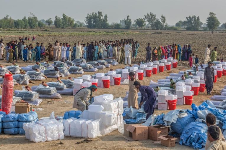 Le personnel MSF et des bénévoles organisent la distribution de kits d'articles non alimentaires, auprès des&nbsp; personnes touchées par les inondations dans un village près de Sanghar, dans la province du Sind au Pakistan, le 16 novembre 2022.
 © Asim Hafeez for MSF
