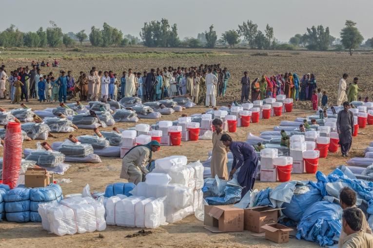 Le personnel MSF et des bénévoles organisent la distribution de kits d'articles non alimentaires, auprès des&nbsp; personnes touchées par les inondations dans un village près de Sanghar, dans la province du Sind au Pakistan, le 16 novembre 2022.
 © Asim Hafeez for MSF