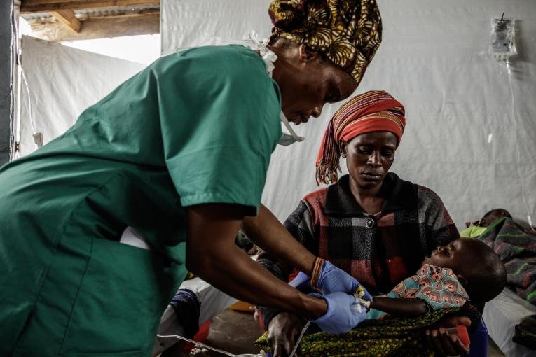 Une mère et son enfant dans le centre de traitement du choléra MSF de&nbsp;Kanyaruchinya. République démocratique du Congo. 2022.

&nbsp;
 © Michel Lunanga/MSF