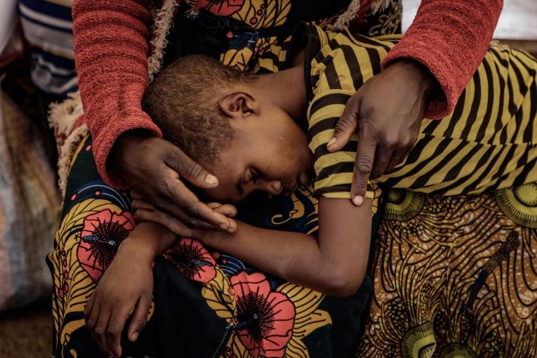 Zawadi, 8 ans, et sa mère, dans le centre de santé de Kanyaruchinya. République démocratique du Congo. 2022.
 © Michel Lunanga/MSF