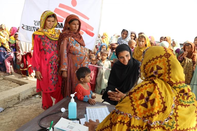 Une agente de santé dispense des consultations prénatales et postnatales à des patientes dans le district inondé de Sohbatpur, Baloutchistan oriental.
 © Zahra Shoukat/MSF