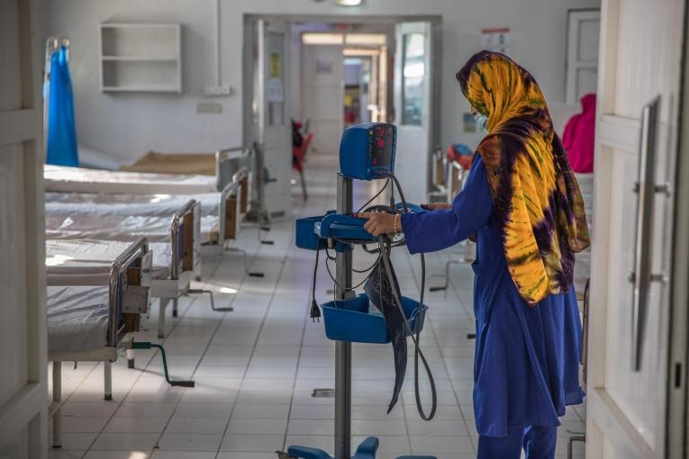 Une travailleuse de santé MSF inspecte les équipements d'une salle dédiée à la prise en charge des femmes qui ont subi une césarienne dans l'hôpital de Khost.
 © Oriane Zerah