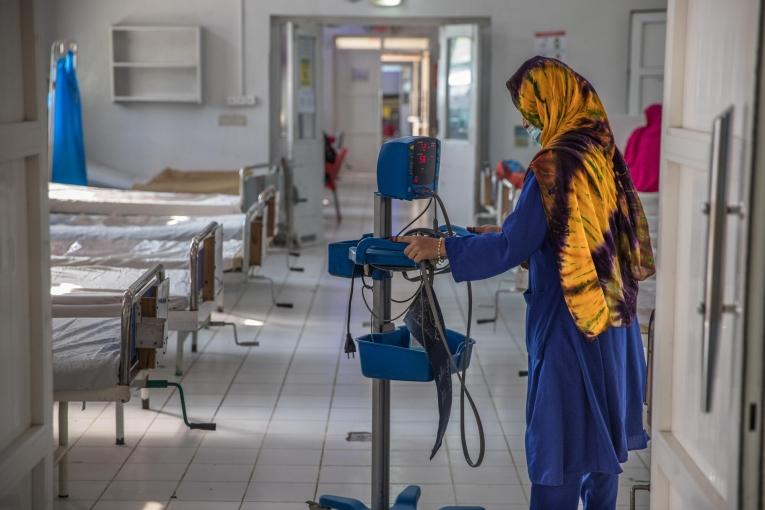 Une travailleuse de santé MSF inspecte les équipements d'une salle dédiée à la prise en charge des femmes qui ont subi une césarienne dans l'hôpital de Khost.
© Oriane Zerah