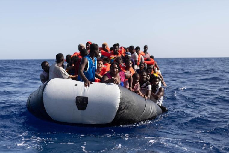 Opération de sauvetage du 28 août 2022. Les équipes d'Alarm phone ont signalé à MSF la présence d'un zodiac en détresse avec 79 personnes à bord. L'embarcation était surchargée et en train de se dégonfler.&nbsp;
 © Michela Rizzotti/MSF