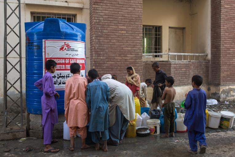 Des personnes collectent de l'eau potable dans un réservoir d'eau installé par MSF dans la province de Sukkur Sindh au Pakistan, le 28 octobre 2022
 © Asim Hafeez