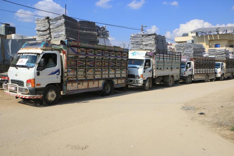 Des camions affrétés par les équipes MSF de l'hôpital d'Atmeh se rendent à une distribution de biens de première nécessité. 11 février 2023.
© Abdul Majeed Al Qareh