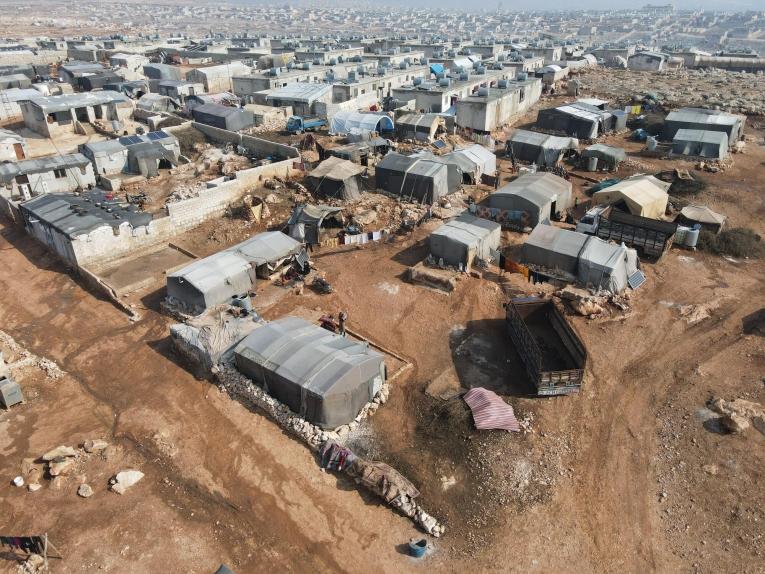 Des patients attendent pour accéder à la clinique mobile MSF installée dans le camp d'Al-Fuqara, dans le gouvernorat d'Idlib. 13 février 2023. Syrie.
© Abdul Majeed Al Qareh