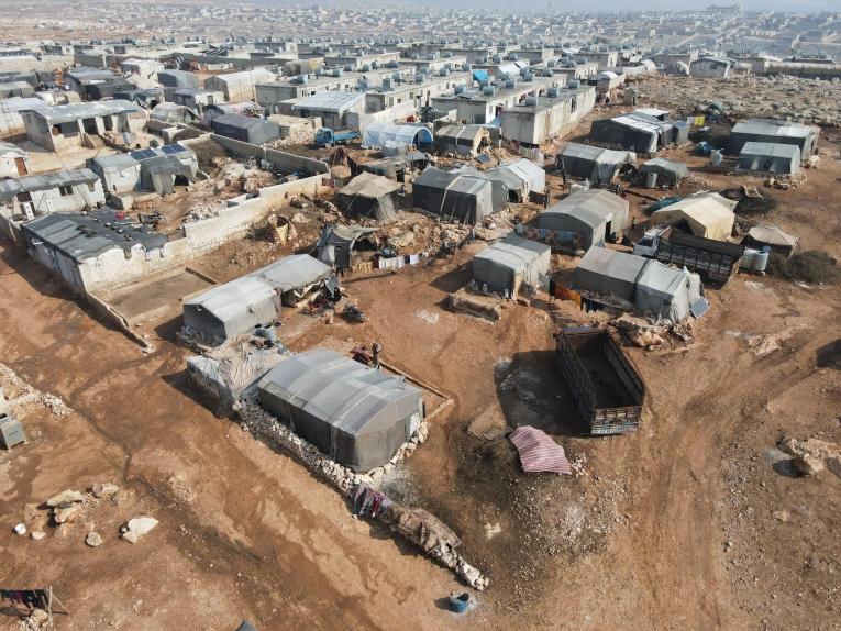 Des patients attendent pour accéder à la clinique mobile MSF installée dans le camp d'Al-Fuqara, dans le gouvernorat d'Idlib. 13 février 2023. Syrie.
 © Abdul Majeed Al Qareh