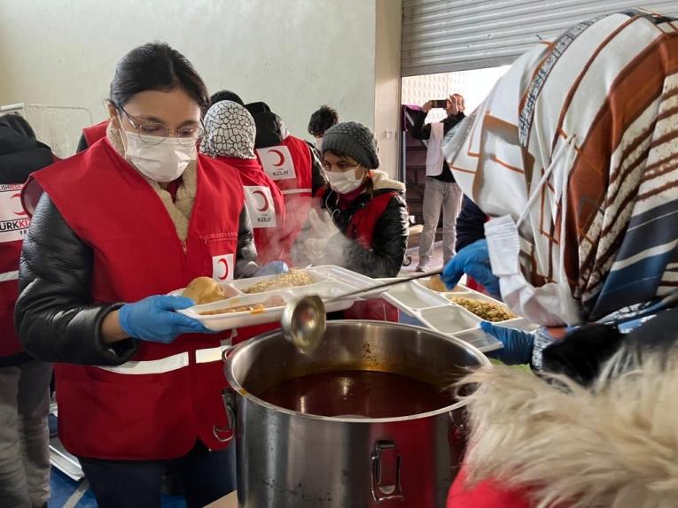 Distribution de nourriture à Kilis en Turquie par le partenaire de MSF, International Blue Crescent, sous la coordination du Croissant rouge.
© MSF/Assiya Hamza