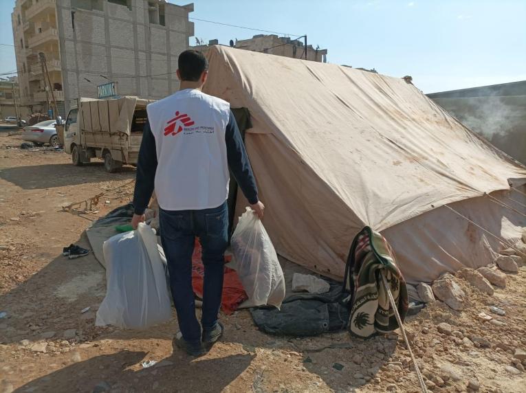 Un membre des équipes MSF distribue des couvertures à Afrin après les tremblements de terre. Syrie.&nbsp;
 © MSF