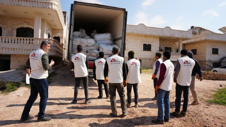 Vue d'un convoi MSF à son arrivée dans le nord-ouest de la Syrie.
 © Rami Alsayed