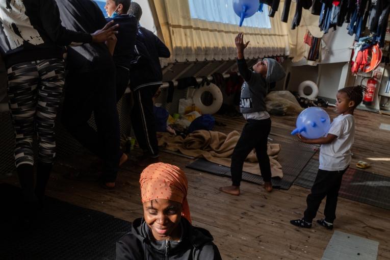 Des enfants jouent sur le pont du Geo Barents.
 © Mahka Eslami