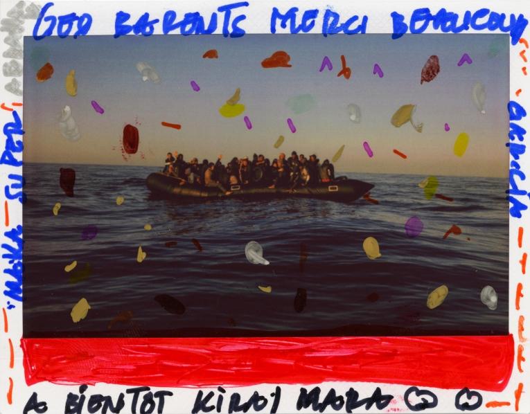 « Geo Barents merci beaucoup ! À bientôt ! », a écrit une rescapée sur un tirage polaroid d'une photo prise par une photographe à bord du navire de recherche et de sauvetage MSF.
 © Mahka Eslami