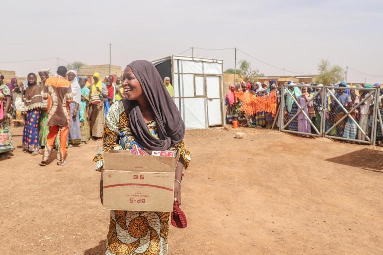 Une mère ayant reçu des biscuits BP-5
 © MSF/Nisma Leboul