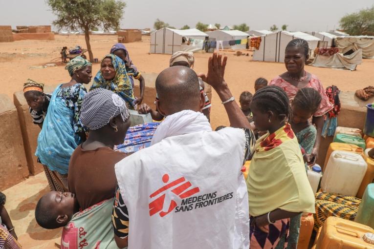 Des femmes récupérant de l'eau à un point d'eau réhabilité par MSF à Djibo.
 © MSF/Nisma Leboul