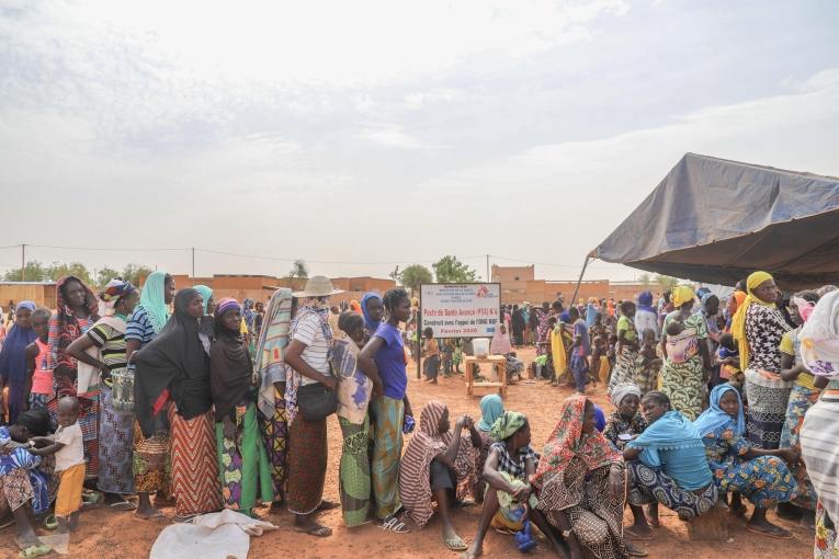 Des mères font la queue pour recevoir des boîtes de BP-5.
 © MSF/Nisma Leboul