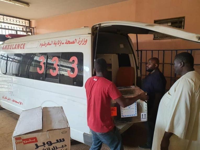 Depuis le dimanche 23 avril et malgré la violence persistante, l'équipe de MSF à Khartoum a pu faire don de fournitures médicales à trois établissements de santé qui soignent les blessés dans la capitale soudanaise.
 © MSF