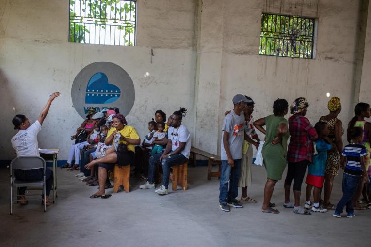 Un groupe de femmes reçoit des informations de santé sexuelle et reproductive lors d'une clinique mobile MSF à Port-au-Prince. Haïti. 2023.
 © Alexandre Marcou/MSF