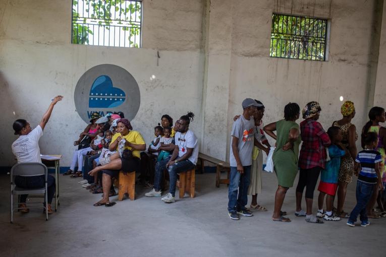 Un groupe de femmes reçoit des informations de santé sexuelle et reproductive lors d'une clinique mobile MSF à Port-au-Prince. Haïti. 2023.
 © Alexandre Marcou/MSF