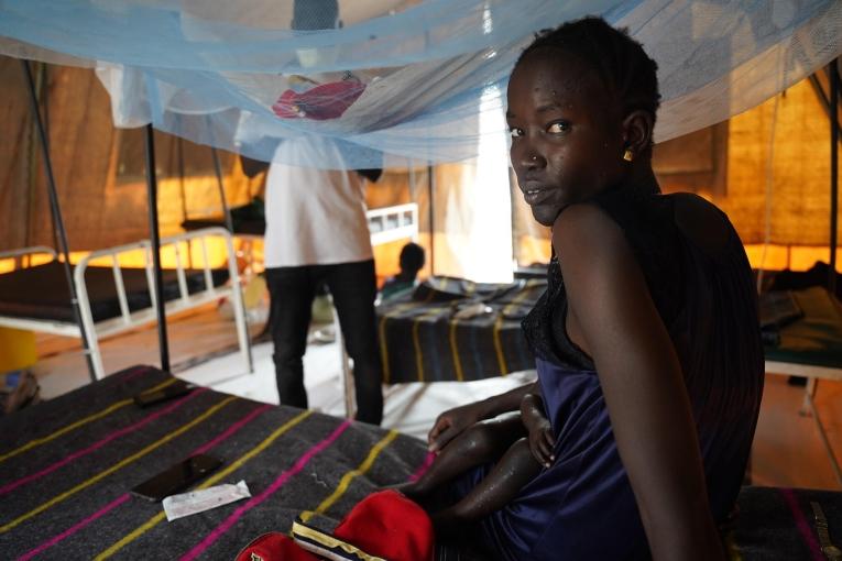 Une mère et son enfant atteint de rougeole dans l'hôpital MSF de Lankien. Soudan du Sud. 2023.
 © Nasir Ghafoor/MSF