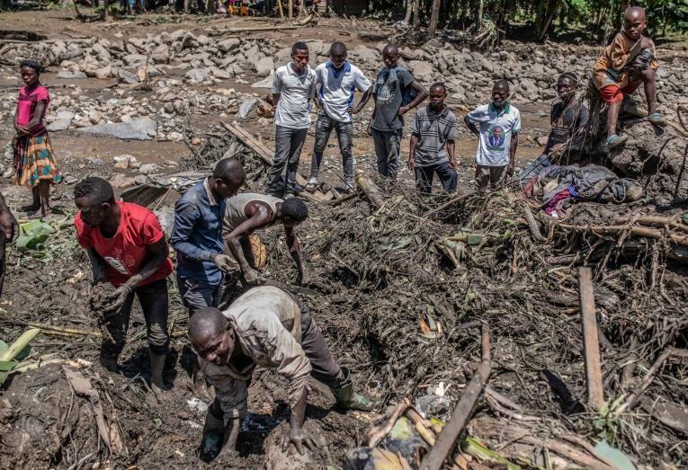 Des habitants du village de Bushuhsu cherchent des personnes disparues parmi les décombres.
 © MSF/Moses Sawasawa