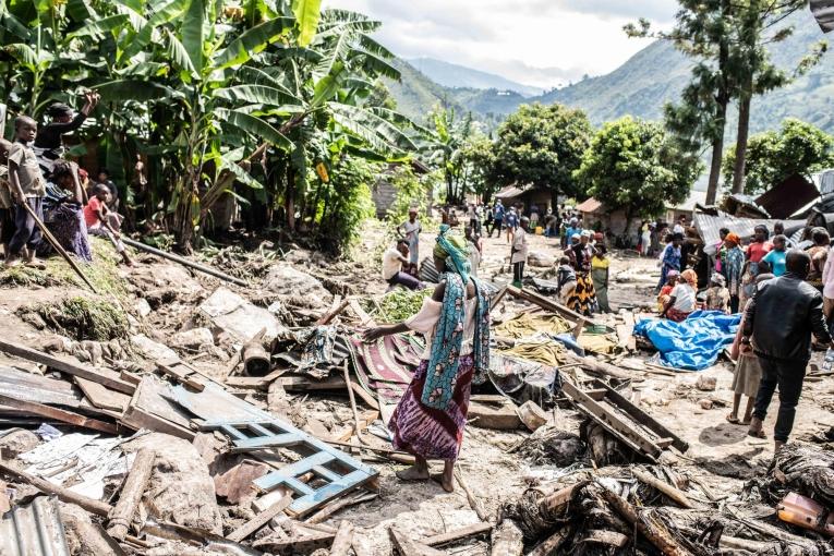 Une femme marche parmi les décombres de sa maison dans le village de Nyamubuki.&nbsp;
 © MSF/Moses Sawasawa