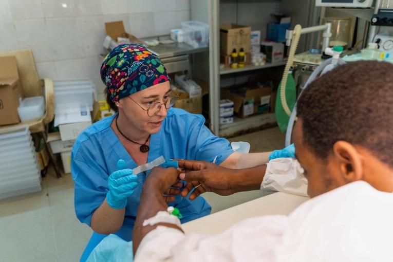 Une anesthésiste MSF avec un patient dans le bloc opératoire de l'hôpital de Bashair. Soudan. Mai 2023.
 © MSF/Ala Kheir